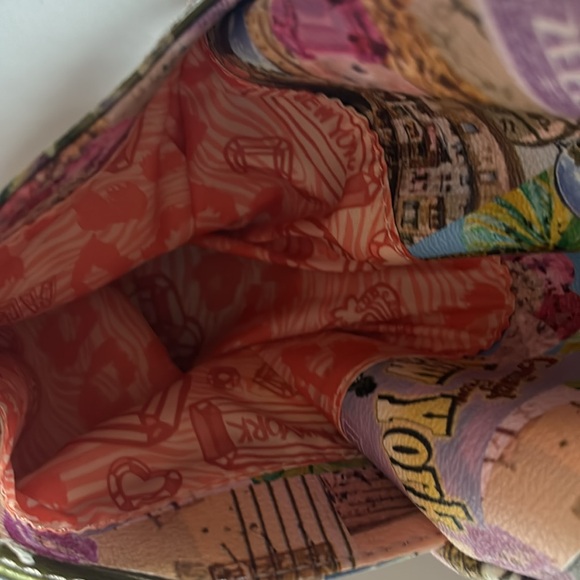 A purse with New York scenery on it - Picture 7 of 7